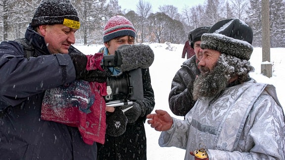 Jedes Jahr am 19. Januar feiern die orthodoxen Christen in Russland das Kresheniafest, die Taufe des Herren. In Novosibirsk gehört der Brauch dazu, in ein Eisloch zu springen. der Priester eröffnet den Reigen mit einem kühnen Sprung.