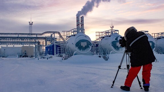 Dreharbeiten in einem Gaswerk nördlich des Polarkreises bei Nowy Urengoi