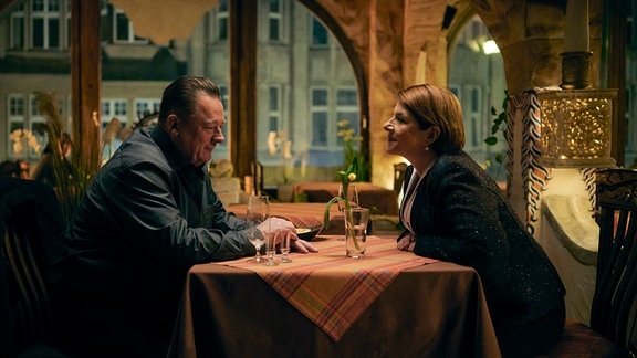 Kommissar Henry Koitzsch (Peter Kurth) hat ein Date mit Monika (Susanne Böwe)