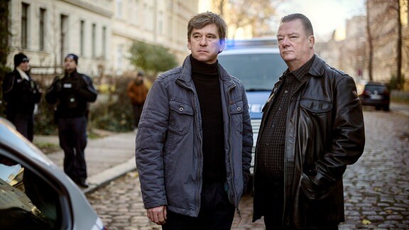Kommissar Michael Lehmann (Peter Schneider) und Kommissar Henry Koitzsch (Peter Kurth) am Tatort.