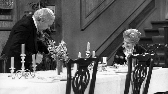 Freddie Frinton als Diener James und May Warden als alleinspeisende alte Dame Miss Sophie.