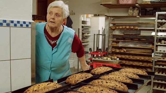 Bäckermeisterin Antje Georgi in der Stollenbackstube in Pöhla