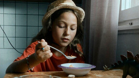 Da ihre Mutter verschlafen hat, macht sich Toni (Blanca Sveva Keune) ihr Frühstück selbst.