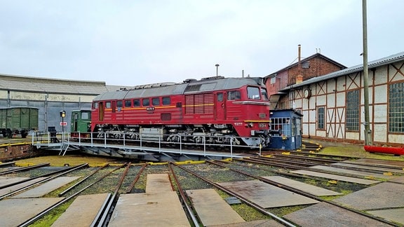 Die Taigatrommel auf der Drehscheibe des Historischen Bahnbetriebswerks Arnstadt. Sie ist eine von mehr als 20 Lokomotiven, die auf dem Gelände vom Verein betreut werden.