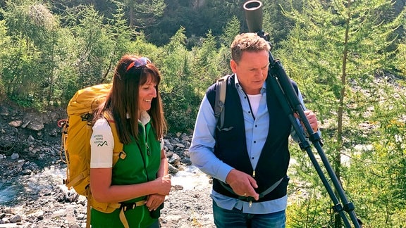 Axel Bulthaupt unterwegs mit der Rangerin Carola Trojer im Nationalpark Hohe Tauern.