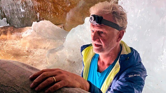Roman Erler hat tief unter dem Hintertuxer Gletscher eine riesige Gletschereishöhle entdeckt, in der man sogar Boot fahren kann.