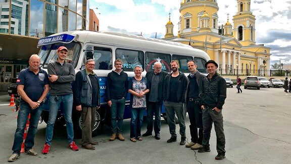 Das Filmteam steht vor dem Roburbus in Jekaterinburg