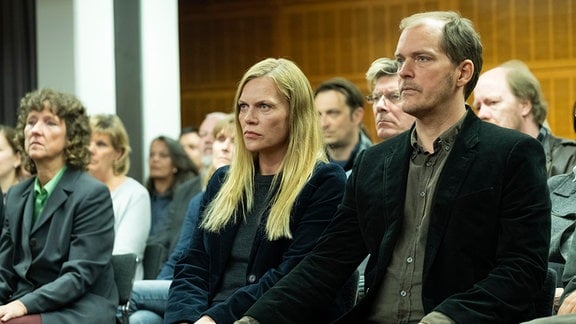 Marion Mosbach (Anna Loos) und ihr Mann Uwe (Godehard Giese) fürchten um das Sorgerecht für die Kinder von Alex.
