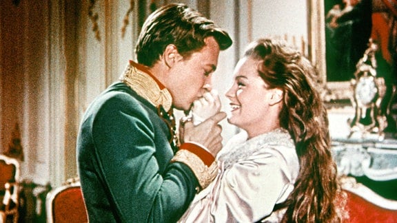 Franz Josef (Karlheinz Böhm) und Sissi (Romy Schneider) sind ein glückliches Paar.