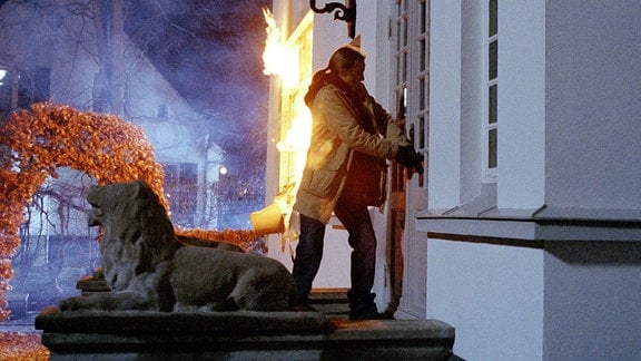 Nach der Detonation einer Bombe dringt Linda Wallander (Johanna Sällström) in das Haus von Eric Leike ein, um dessen kleinen Sohn zu retten.
