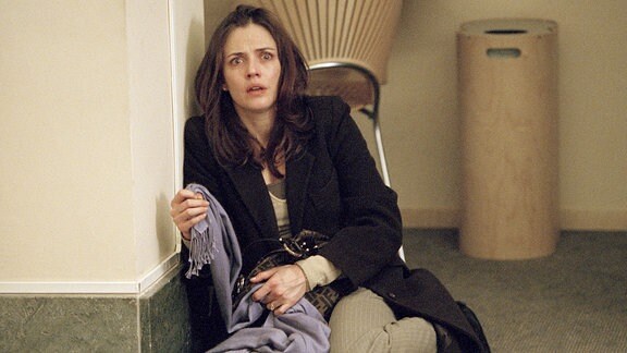 Henrietta Leike (Amanda Ooms) ist bei einem Sparkassenüberfall als Geisel genommen worden.