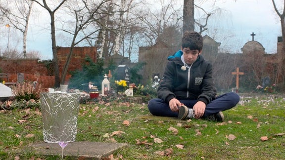Antonio auf dem Friedhof, wo er seinem Vater nahe ist