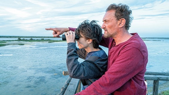 Thomas (Louis Vazquez, links) verbringt die Sommerferien bei seinem Vater Christian (Jean-Paul Rouve, rechts) in der Camargue.