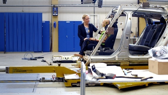Astrid Linder beschäftigt sich hauptsächlich mit Nacken-Verletzungen. Denn das Risiko für Frauen diese Verletzungen zu erleiden, ist bei einem Auffahrunfall bis zu dreimal so hoch. Sie fordert daher, das Crash-Tests auch mit einem weiblichen Crash-Test-Dummy getestet werden.