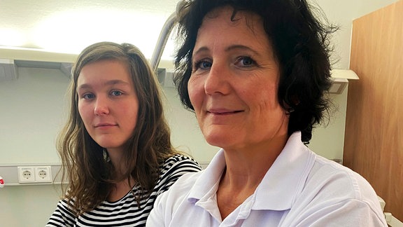 Katharina Gocht-Hamann, Pflegerin im Ev. Diakonissenkrankenhaus Leipzig, mit Tochter