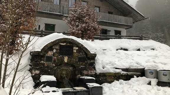 Mitten im Wald liegt das Gasthaus "Werraquell-Hütte" - Wanderer und Skifahrer lieben es.