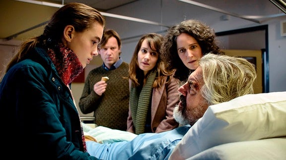 Isabel (Nina Wyss) und ihre Familie besuchen den verunglückten Opa im Krankenhaus.