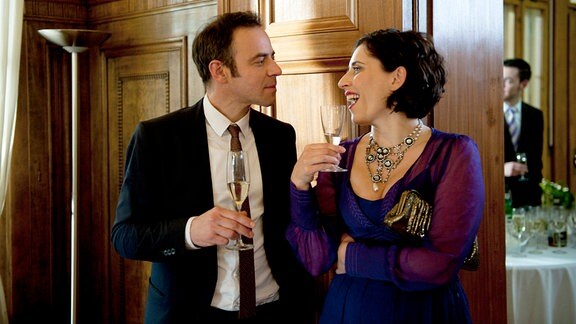 Hochzeit in der Villa von Eugen Schmidt: Paul (Felix Eitner, l.) flirtet heftig mit Brautjungfer Tanja (Susanne Plassmann, r.).