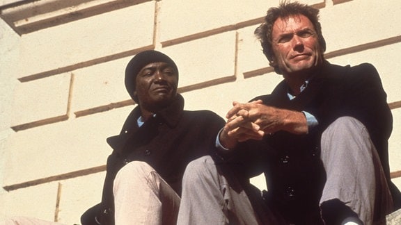 Morris (Clint Eastwood, re.) verschafft sich den Respekt von English (Paul Benjamin).