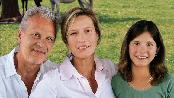 Katharina Kamp (Suzanne von Borsody, Mitte) und ihre Nichte Lara (Lara Schneider) haben Carl von Balkhausen (Peter Sattmann) ins Herz geschlossen.