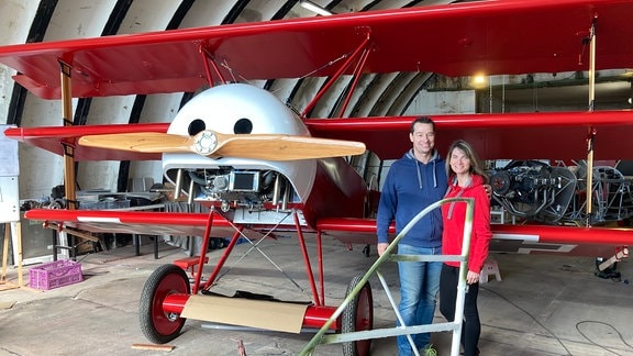 Kunstflieger Alexander Stegner und seine Freundin Carmen Krietsch bauten in vielen Arbeitsstunden eine „Fokker Dr.I“ nach. Ihr "Roter Baron“ wurde bereits vom Luftfahrtbundeamt geprüft. Sobald die Zulassung vorliegt, fliegt Alexander los.