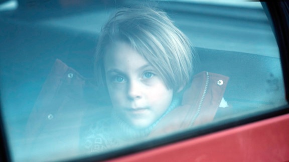 Ein achtjähriger Jungen (Dylan Blake Mendoza) hört auf der Rückbank den Streit seiner Eltern.