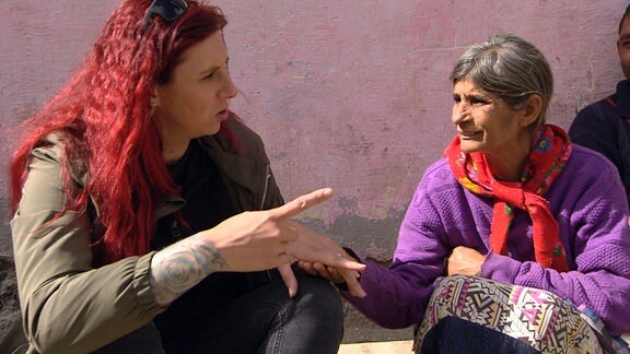 Jenny (l) im Gespräch mit einer Romafrau.