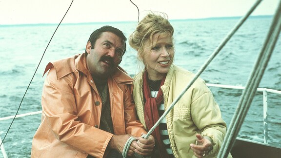 Eine Frau und ein Mann auf einem Boot
