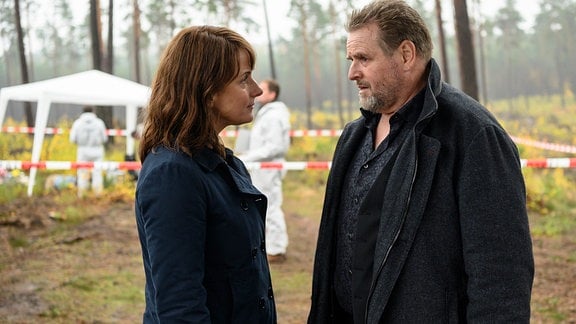 Lemp (Felix Vörtler) erscheint geschockt am Tatort und erfährt von Brasch (Claudia Michelsen) von dem Mord an Jessica.
