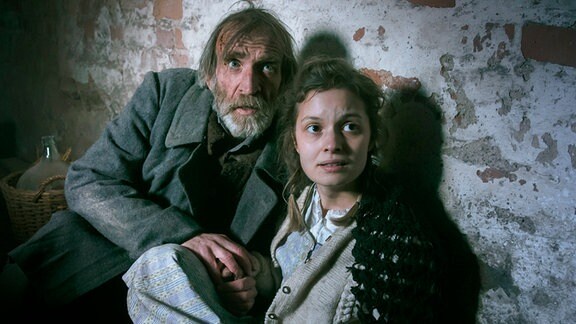 Greta (Fabienne Haller) und ihr Vater Gerd (Jochen Nickel) verstecken sich im Keller.