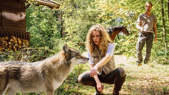 Rike (Klara Deutschmann) begegnet dem Wolf. Moritz (Max Woelky) gibt ihr Verhaltenstipps.
