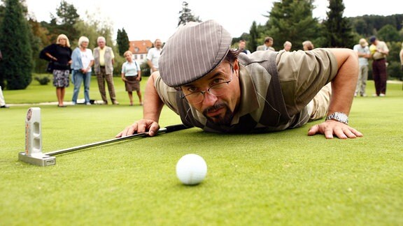 Den Turniersieg fest im Auge, ist Prof. Boerne (Jan Josef Liefers) nicht gerade begeistert über den Toten auf dem Golfplatz.