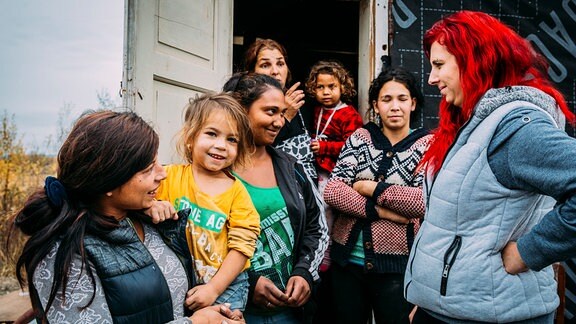 Jenny mit Roma-Frauen – Diese Frauen haben oft viele Kinder, seit 2017 berät Jenny sie in punkto Verhütung.