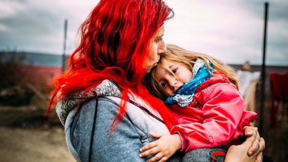 Jenny mit Kleinkind – Jenny und ihr Team kümmern sich aktuell um ca. 1000 Roma-Kinder