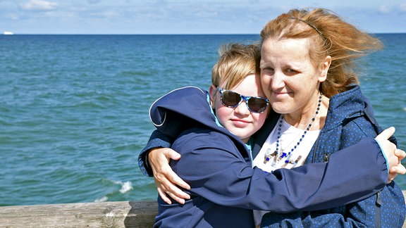 Luca mit Mama an der Ostsee