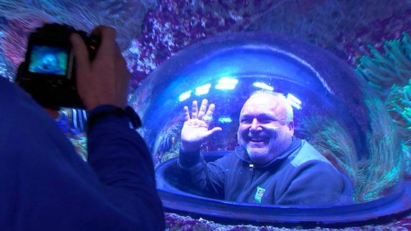 Zoodirektor Prof. Jörg Junhold testet die neue Unterwasser-Rundumsicht