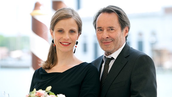 Brunetti (Uwe Kockisch) und seine Frau Paola (Julia Jäger) sind zu einer Feier eingeladen.