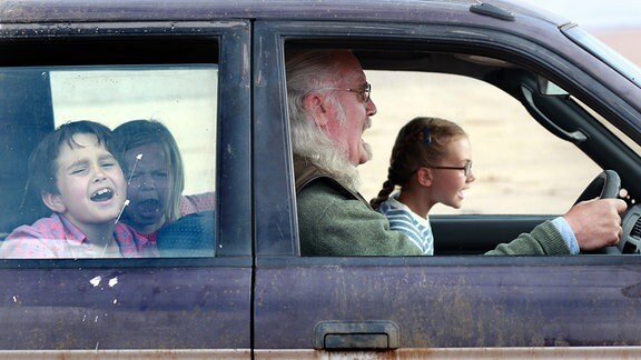 Gordie McLeod (Billy Connolly) hat Spaß mit seinen Enkelkindern Mickey (Bobby Smalldridge, li.), Jess (Harriet Turnbull) und Lottie (Emilia Jones, re.)