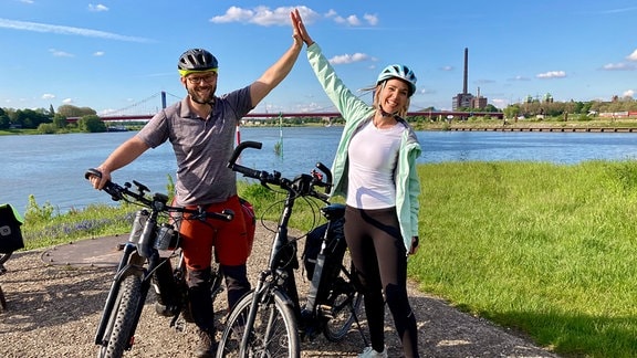 Ruhrtalradweg; Biker und Blogger Sandra Wolfson und Jochen Schlutius am Ziel Ruhrmündung in den Rhein bei Duisburg.