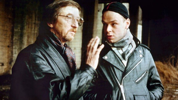 Chemiker Müller (Rolf Römer, l.) und Tommy (Robert Gallinowski) verhandeln über die nächste Drogenlieferung im alten Kraftwerk.