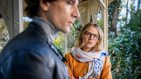 Josie (Lena Conzendorf, r.) ist entsetzt, als Raphael (Jakob Graf, l.) ihr gesteht, dass er für das Date mit ihr bezahlt wurde.