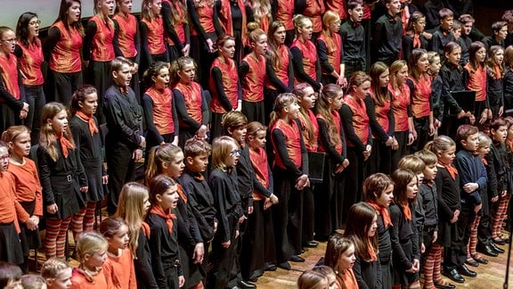 Zum großen Mitmachkonzert lädt der MDR Kinderchor Leipzigerinnen und Leipziger sowie alle Mitwirkenden und Gäste ein, nicht nur zu hören, sondern auch mitzusingen.