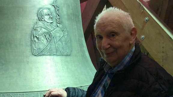 Alfred Hartung kümmert sich seit 40 Jahren um die Kirchturmuhr und die Glocken der Dorfkirche.