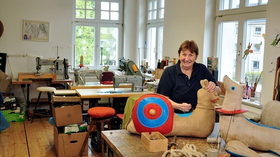 Renate Müller in ihrem Atelier. Seit 50 Jahren stellt die Designerin therapeutisches Spielzeug her, für Kitas und Krankenhäuser.