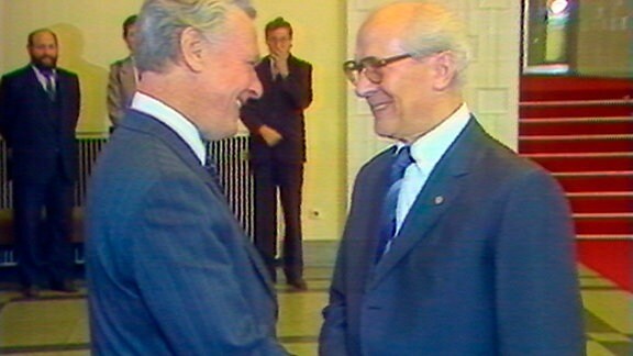 Dänischer Ministerpräsident Poul Schlüter beim Staatsbesuch 1988 in der DDR, re. DDR-Staats- und Parteichef Erich Honecker