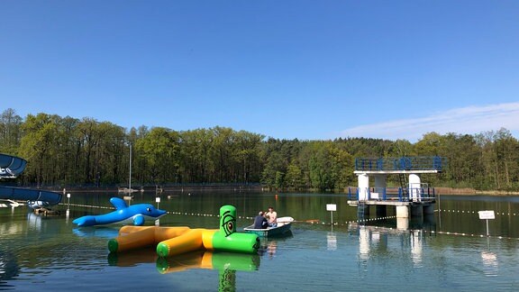 Das Waldbad von Schmannewitz ist ein Naturbad und ganz im Stil der 70er Jahre gehalten. An guten Tagen kommen schon mal 1000 Besucher.