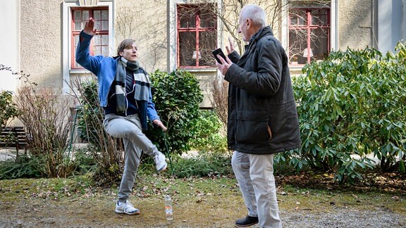 Alfons (Sepp Schauer, r.) zeigt Gerry (Johannes Huth, l.), wie man schuhplattelt.