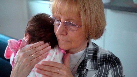 Um 84 Babys hat sich Elke Baumann aus Berlin schon gekümmert - und sie ist sich sicher: sie wird die 100 vollmachen. Denn Säuglinge in Not gibt es genug, und um die kümmert sich die Berlinerin aus Berufung. Seit 30 Jahren arbeitet Elke Baumanns als Pflegemutter für Babys, die kein Zuhause mehr haben. Weil ihre leiblichen Mütter sich nicht selbst kümmern können. - Jedem Baby schenkt Elke Baumann Liebe und Aufmerksamkeit - bis das Kind ein neues Zuhause gefunden hat und sie es wieder abgeben muss.