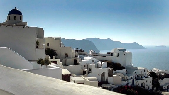 Die Städte auf der griechischen Insel Santorini sind auf dem Kraterrand eines eingestürzten Vulkans gebaut.