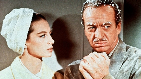 Sir Charles Lytton (David Niven) alias "Das Phantom" hat sich vor Inspektor Clouseau, der ihn entlarven will, zu dessen schöner Frau Simone (Capucine) geflüchtet.